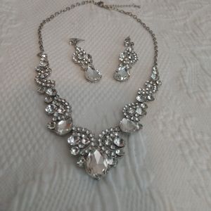 Elegant necklace and earring set